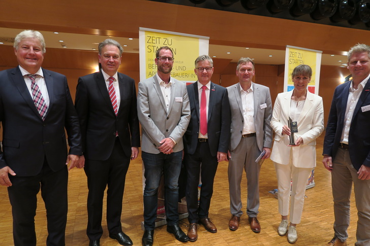 BU Foto 3  Von links: LIM E. Schulz, HGF Dr. W. Schwarz, GF KHW J. Grundhöfer, VizePräsident HWK Oberfranken Ch. Herpich, Obermeister M. Hein, OB E. Döhla, KHW-Meister M. Kemnitzer.