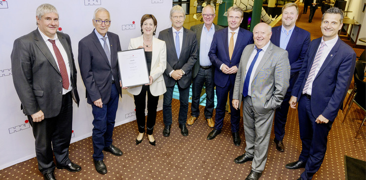 Preisträger Prof. Dr. Klaus Töpfer im Kreise von Verbandsvertretern und Politik. V. l. n. r.: Frank Kienle, Hauptgeschäftsführer HKI Industrieverband Haus-, Heiz- und Küchentechnik e.V.; Prof. Dr. Klaus Töpfer; Christiane Wodtke, Präsidentin HKI Industrieverband; Günther Mertz, Geschäftsführer Fachverband Gebäude-Klima e. V.; Andreas Lücke, Senior Expert des Bundesverbands der Deutschen Heizungsindustrie; Thomas Bareiß MdB; Oswald Wilhelm, Präsident Bundesverband des Schornsteinfegerhandwerks; Markus Staudt, Hauptgeschäftsführer Bundesverband der Deutschen Heizungsindustrie; Alexis Gula, Vorstand Presse- und Öffentlichkeitsarbeit Bundesverband des Schornsteinfegerhandwerks.