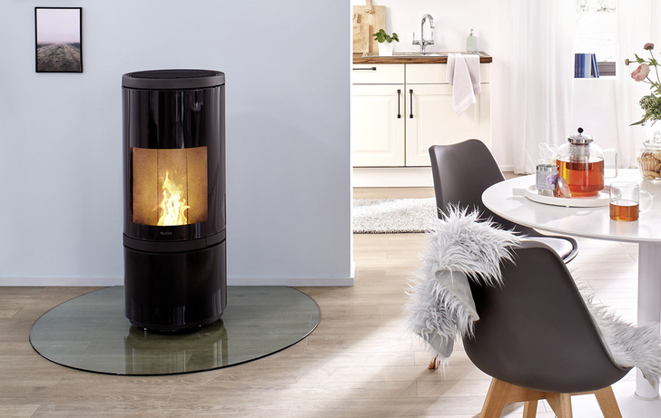 „Nexa-Pellet“: Außen moderne Ganz­glasfront, innen innovative Pellet-Technik.