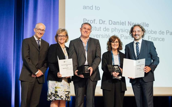 Zwei europäische Glaswissenschaftler - Professor Alicia Duran (zweite rechts) und Professor Daniel Neuville (dritter links) – wurden mit dem  
 17. Otto-Schott-Forschungspreis ausgezeichnet. Der Preis wurde während des Glaskongresses in Berlin verliehen. - © SCHOTT/ Matthias Michael
