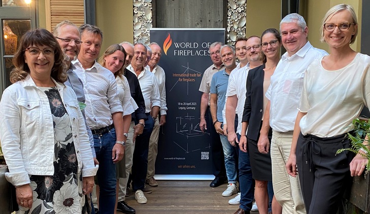 v.l.n.r: Ulrike Rohde (trendfairs GmbH), Thomas Schnabel (HKI), Bernhard Zirnsak (Schiedel GmbH & Co. KG), Silvia Dufils (Schiedel GmbH & Co. KG), Norbert Müller (Gutbrod Keramik), Michael Rambach (trendfairs GmbH), Erich Dieterle (Oranier Heiztechnik GmbH), Bjarne Varre (Nordpeis AS), Rolf Esser (HKI), Lorenz Gegler (CB-tec GmbH), Marc Röder (trendfairs GmbH), Andreas Freund (Wamsler Haus- und Küchentechnik GmbH), Ann Gela Ukena (Leda Werk GmbH & Co. KG), Frank Kienle (HKI), Cristina Reghezza (Palazzetti Lelio SpA) - nicht auf dem Foto abgebildet: Nikolaus Fleischhacker (Oranier Unternehmensgruppe), Andreas Schönfeld (Spartherm Feuerungstechnik GmbH)   - © Trendfairs
