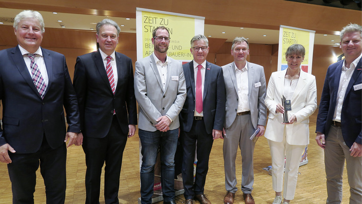 Von links: LIM Erich Schulz, HGF Dr. Wolfgang Schwarz, GF KHW J. Grundhöfer, Vize-Präsident HWK Oberfranken Ch. Herpich, ­Obermeister ­Michael Hein, OB Eva Döhla, KHW-Meister M. Kemnitzer. - © Foto: FV SHK Bayern
