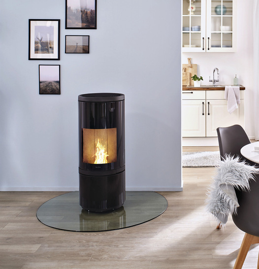 „Nexa Pellet“: Eine runde Sache: Außen moderne Ganzglasfront, innen innovative Pellet-Technik.