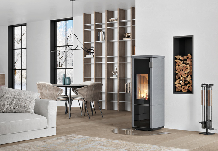 „Conte Mini gerade ” ,  einkompakte Kaminofen mit viel Speichermasse.