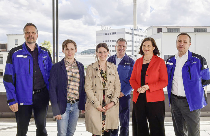 ﻿Bei ihrem Besuch in Jena infor­mierten sich die Vize­präsidentin des Deutschen Bundes­tages ­Katrin ­Göring-Eckardt (2. v. r.) und Dr. Heiko Knopf (2. v. l.), stellver­tretender Bundesvorsitzender von B90/Die Grünen, über die Produktion hochwertiger Spezial­gläser und die Schott Strategie, bis 2030 klimaneutral zu werden. 