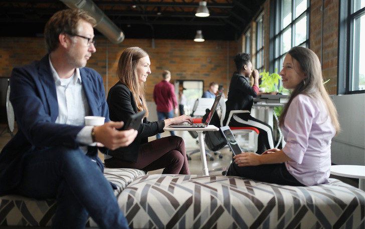 Überprüfen Sie Ihre Kontakte im Freundes- und Kollegenkreis und in den sozialen Medien.