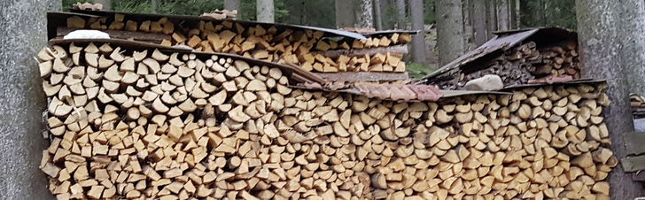 Gestapeltes Holz wird in Raummetern verkauft.
