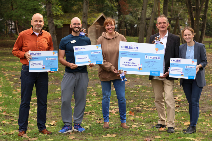 Ingo Turley (links außen) und Lauren Zuber (rechts außen) von Schott  überreichen Spendenschecks an (v.l.n.r.) Florian Breido von Kids ahead, Stefanie de Vries vom Förderverein Nepomuk und Dr. Roger Weis von Zukunft für Kinder Rheinland-Pfalz.
