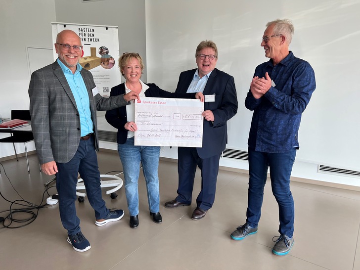 
 Bei der Spendenübergabe (v.l.n.r.): Dr.-Ing. Daniel Leberger (Techno-Physik), Michaela Waldecker (Waldecker PR), Guido Eichel (Hagos) und Theo Melcher (Die Ofenmacher e.V.).