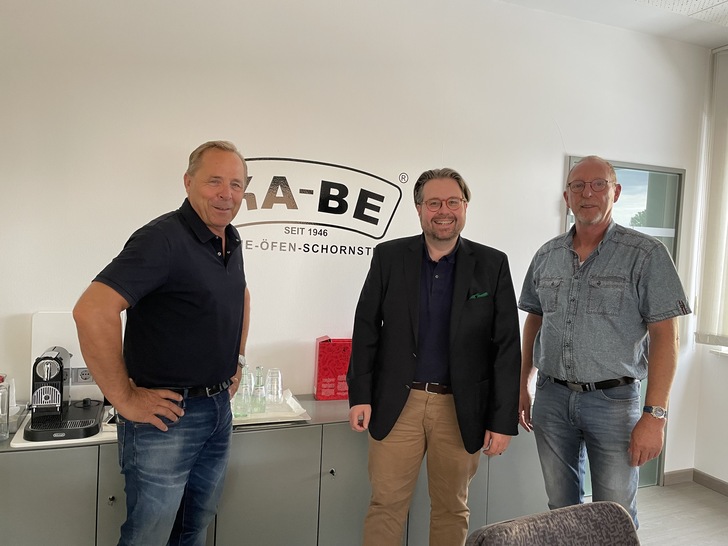 Andreas Nocht (l.) und Andreas van den Bogaert (r.) begrüßen den neuen Geschäftsführer Dr. Johannes R. Gerstner (Mitte) des Fachverbands Schornsteintechnik und des Güteschutzes Schornsteinsanierung und Abgasanlagen.