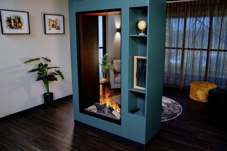 Der erste elektrische Vertikalkamin mit einer Glashöhe von 160 Zentimeter und Glas auf Vorder- und Rückseite.