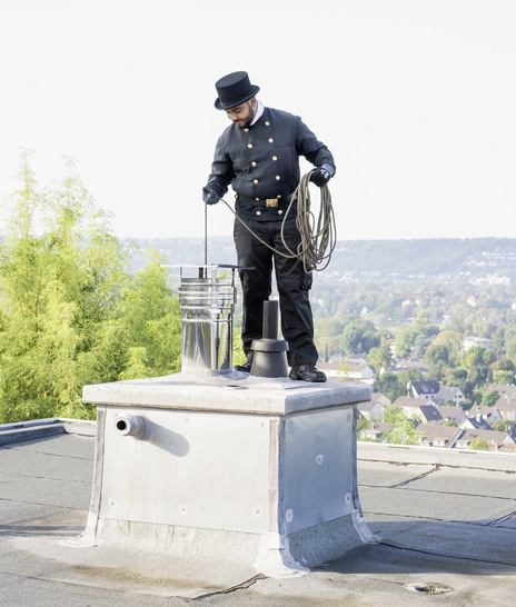 Der Schornsteinfegerverband rechnet unter Umständen mit einem ­erhöhten Kehrintervall. - © Foto: Bundesverband Schornsteinfeger
