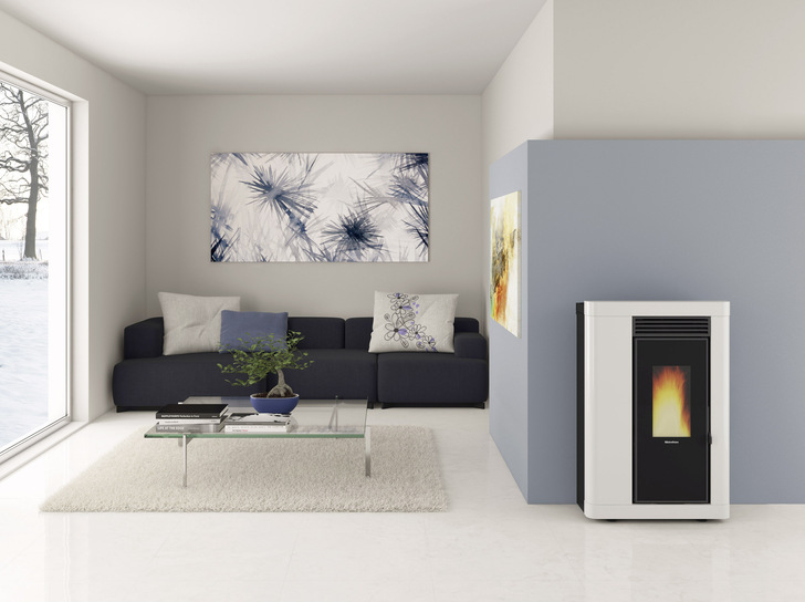 Die verschiedenen verfügbaren farblichen Ausführungen – weiß, schwarz und taubengrau –  des  „ Annabella AD EVO ”  passen sich jeder Wohnumgebung an und die große Keramikglastür gewährleistet eine optimale Sicht auf das Feuer.