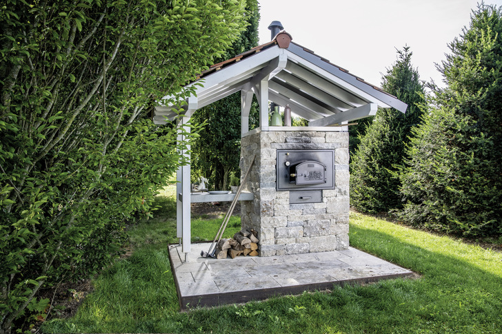 Holzbackhaus im Garten, als Bausatz erhältlich.