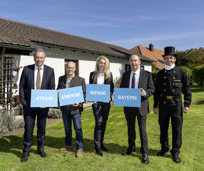 Bayerischer Wirtschafts- und Energieminister Hubert Aiwanger (2. v. r) und Hauptgeschäftsführer  Dr. Wolfgang Schwarz starten gemeinsam die Heizungsoptimierungs-Kampagne.