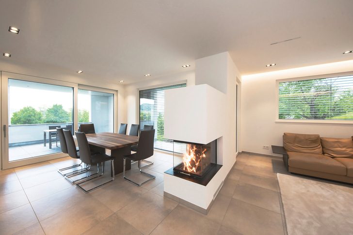 Durch die groß dimensionierten Front- und Seitenscheiben lässt sich das Feuer gleich aus drei Blickwinkeln betrachten. Beeindruckender als bei ­diesem Kamineinsatz kann das Flammenspiel kaum sein.