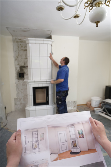 Erst planen, dann bauen: Kamin- und Kachelöfen nutzen die klimaneutrale Wärme von Holz zum Heizen. Das entlastet die vorhandene Öl- oder Gasheizung. Ofen- und Luftheizungsbauer*in ist deswegen ein Ausbildungsberuf für alle, die traditionelles Handwerk und Klimaschutz miteinander verbinden wollen.