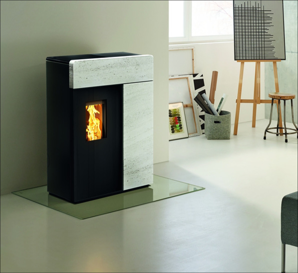 Pelletkaminöfen gibt es in verschiedenen Ausführungen und Designs. Sie heizen vollautomatisch und viele Modelle lassen sich per App steuern - so kann der Wohnraum schon auf dem Weg nach Hause auf angenehme Temperatur gebracht werden.  - © Rika/Deutsches Pelletinstitut/txn
