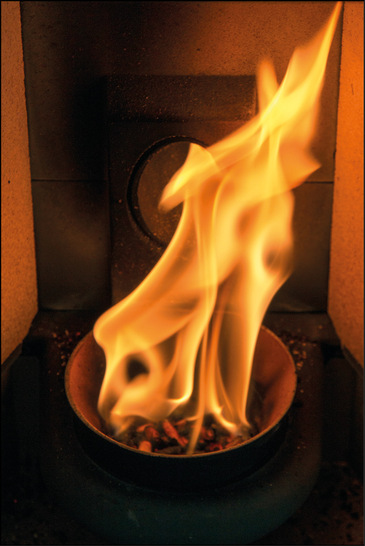 Pelletkaminöfen begeistern durch schönes Flammenspiel und hohen Bedienkomfort. Wasserführende Modelle können in Kombination mit einem Solarsystem und einem Pufferspeicher auch als klimaschonende Zentralheizung eingesetzt werden. - © Deutsches Pelletinstitut
