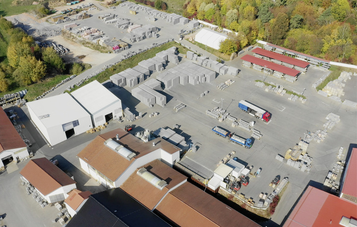 ﻿Luftbild des Schornsteinwerks in Ergoldsbach. Alle Schornsteinsysteme gibt es in eschosshoch oder als ­Montagebauweise.