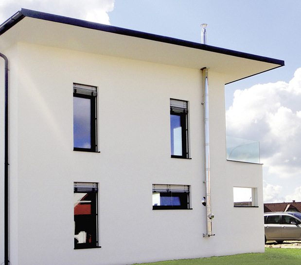 Mit dem Schornsteinsystem   „Kerastar“ setzt man optische Akzente, beispielsweise bei der nachträglichen Montage an der Außenseite der Fassade.