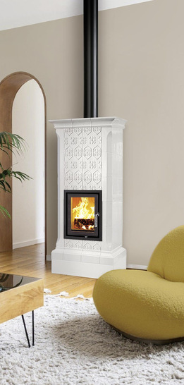 „Armonia Nobile“ mit dem neuen Einsatz für größere Feuersicht und Kacheln   „Cornaro“ mit Tapetenoptik, Farbe Brillantvanille.