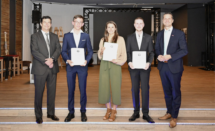 Udo Voigt, Vorstand Berufsbildung im Bundesverband des Schornsteinfegerhandwerks, Nils Magdalinski aus NRW (3. Platz), Ramona Holl aus Baden-Württemberg (1. Platz), Florian Griebl aus Bayern (1. Platz) und Präsident Alexis Gula vom Bundesverband des Schornsteinfegerhandwerks.