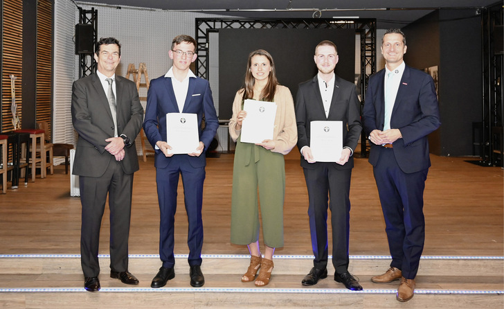 Udo Voigt, Vorstand Berufsbildung im Bundesverband des Schornsteinfegerhandwerks, Nils Magdalinski aus NRW (3. Platz), Ramona Holl aus Baden-Württemberg (1. Platz), Florian Griebl aus Bayern (1. Platz) und Präsident Alexis Gula vom Bundesverband des Schornsteinfegerhandwerks. - © Foto: Bundesverband Schornsteinfeger
