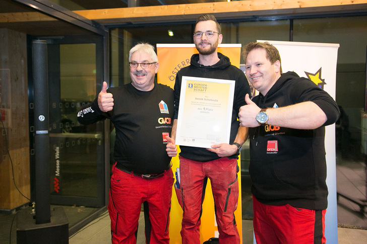 Der neue Europameister Jannik Schebesta und sein Trainer-Team, Josef Bock (links) und Jürgen Hartmann (rechts).