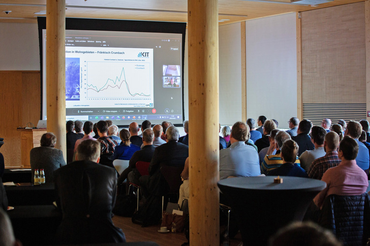 Beim 14. Fachgespräch Partikelabscheider von TFZ und DBFZ diskutieren Expertinnen und Experten über Wege, Feinstäube aus kleinen Holzöfen zu reduzieren. 