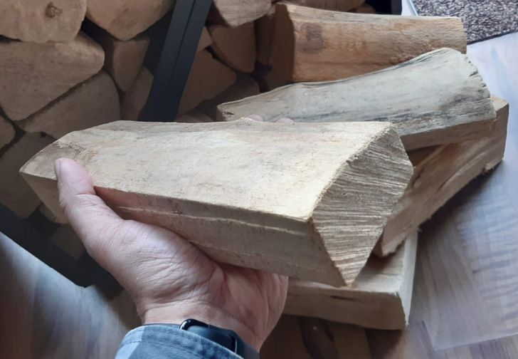 Unter dem Namen „Kooperation Sauberes Holzfeuer“ wird das Signet großflächig bei den Brennholzproduzenten eingeführt. Eine Vergabe der Urkunde „Kooperation Sauberes Holzfeuer“ erfolgt nur an Betriebe, die zu 100 Prozent die Anforderungen erfüllen. Informationen finden Interessenten auf der „World of Fireplaces“ in Halle 5, Stand B 75. - © Foto: Thomas Schnabel
