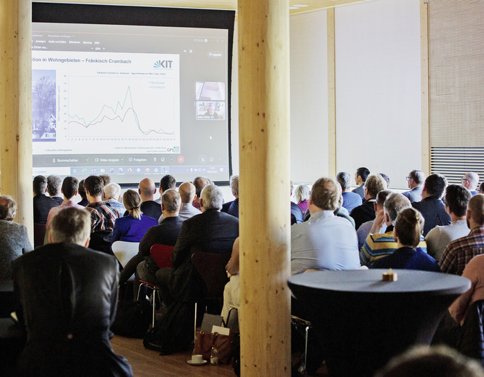 Beim 14. Fachgespräch Partikelabscheider von TFZ und DBFZ diskutieren Expertinnen und Experten über Wege, Feinstäube aus kleinen Holzöfen zu reduzieren.