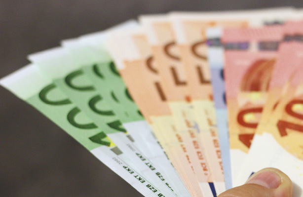 Bis Ende 2024 sollen Zahlungen der Arbeitgeberinnen und Arbeitgeber bis zu einem Betrag von 3.000 Euro steuer- und sozialversicherungsfrei möglich sein.