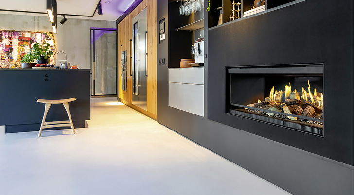 Kalfire „E-one“ ist in zwei Ausführungen erhältlich: als Einbaumodell sowie als ­freistehender Kamin. Das Modell „E-one 100F“ ist die Einbauvariante aus der „E-one“-Serie. Dank der klaren Linienführung und kompakten Maße eignet sich ­dieses Frontmodell besonders gut zum Einbau in Einrichtungsprojekte nach Maß.