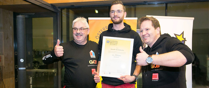 Jannik Schebesta mit seinem Trainerteam Josef Bock, links, und Jürgen Hartmann, rechts.