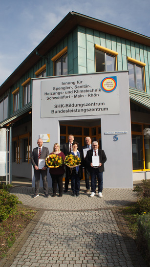 Obermeister Schuchbauer ist stolz auf seinen Geschäftsstellenleiter Josef Bock, der seit 30 Jahren aktiv die Geschäfte leitet. Mit auf dem Foto sind auch die langjährigen Mitarbeiterinnen der Verwaltung Christine Bock (25 Jahre) und Andrea Beer (15 Jahre), Aushilfe Elmar Heusinger (10 Jahre) und Geschäftsstellenleiter Stefan Köppe (10 Jahre). - © Foto: Stefanie Lüdecke
