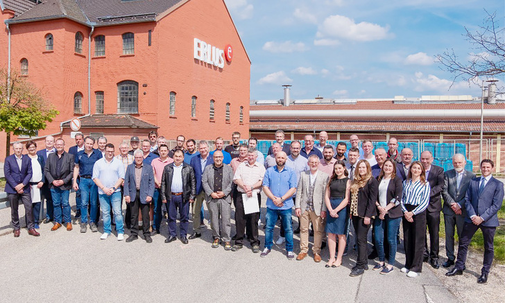 36 Mitarbeiter wurden bei Erlus für ihre Betriebstreue ausgezeichnet. Die Jubilare mit dem Erlus Vorstand und den Vorgesetzten sowie den Betriebsräten.