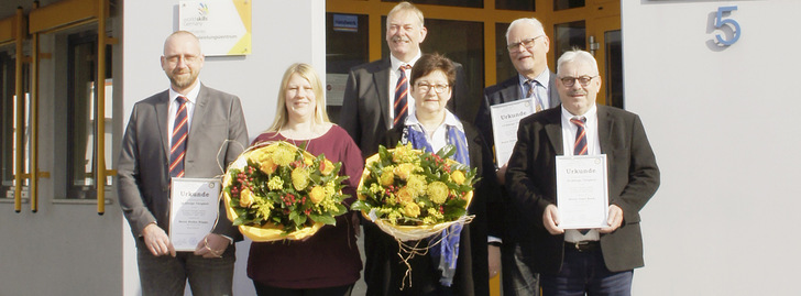 Obermeister Schuchbauer ist stolz auf seinen Geschäftsstellenleiter Josef Bock, der seit 30 Jahren aktiv die Geschäfte leitet. ﻿Mit auf dem Foto sind auch die langjährigen Mitarbeiterinnen der Verwaltung Christine Bock (25 Jahre) und Andrea Beer (15 Jahre), Aushilfe Elmar Heusinger (10 Jahre) und Geschäftsstellenleiter Stefan Köppe (10 Jahre). - © Foto: SHK - Stefanie Rückert
