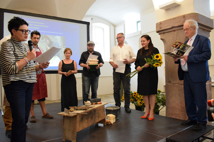 Dr. Manja Schüle, Ministerium für Wissenschaft, Forschung und Kultur des Landes Brandenburg überreichte die Urkunde an die Vertreter des Netzwerkes
Rechts außen auf dem Bild ist Prof. Dr. Christoph Wulf, Vorsitzender des Fachkomitees Immaterielles Kulturerbe bei der Deutschen UNESCO-Kommission 