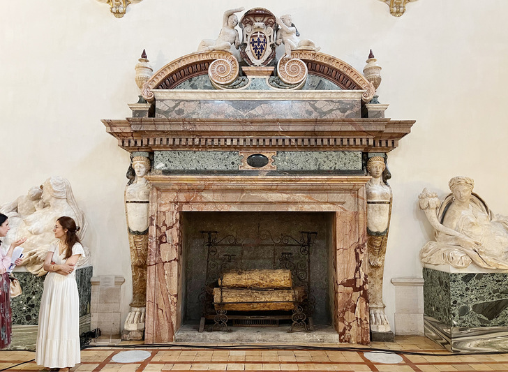 Im Herkulessaal des Palazzo Farnese in Rom steht dieser imposante Kamin. - © Foto: Martin Henze
