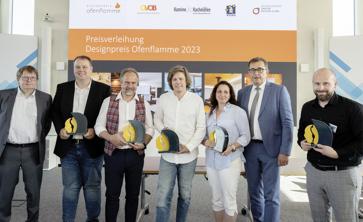 Strahlende Gesichter bei der Preisverleihung in Berlin: Von links nach rechts: Frank A. Reinhardt, Designexperte der Jury; Gewinner: Daniel Jungmann; Gewinner Andreas Pöhl; Gewinner Franco Schiechtl;  Gewinnerin: Marie Myskova; Michael Hilpert, Präsident des Zentralverbandes Sanitär, Heizung, Klima; Gewinner: David Muhl. - © Foto: ZVSHK
