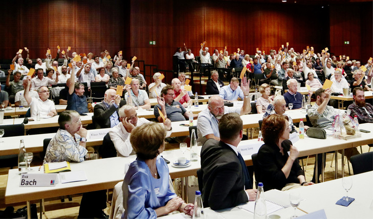 Die gut besuchte Mitgliederversammlung bei der Abstimmung. - © Foto: Martin Henze
