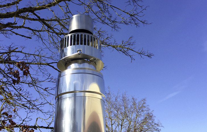 Der Rauchsauger arbeitet so leise, dass für den Nutzer oder die Nachbarn keine störenden Geräusche entstehen. Die Bedienung erfolgt quasi auf Knopfdruck über die mitgelieferte Fernbedienung.