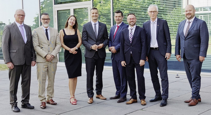 Der aktuelle Vorstand des Bundesverbandes des Schornsteinfegerhandwerks setzt sich aus folgenden Mitgliedern zusammen: v. l. n. r.: Andreas Peeters (Vizepräsident und Vorstand Finanzen), Markus Burger (Vorstand Technik), Julia Bothur (Vorständin für Presse- und Öffentlichkeitsarbeit), Präsident Alexis Gula, Udo Voigt (Vorstand Berufsbildung), Hauptgeschäftsführer Torsten Arndt, Robert Wagner (Ressortleiter Gütesiegel) und Dr. Julian Schwark (Vorstand Energie).