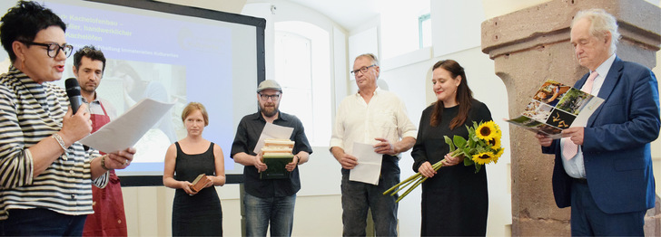 Dr. Manja Schüle (2.v.r.), Ministerium für Wissenschaft, Forschung und Kultur des Landes Brandenburg überreichte die Urkunde an die Vertreter des Netzwerkes Rechts außen ist Prof. Dr. Christoph Wulf, Vorsitzender des Fachkomitees Immaterielles Kulturerbe bei der Deutschen UNESCO-Kommission.