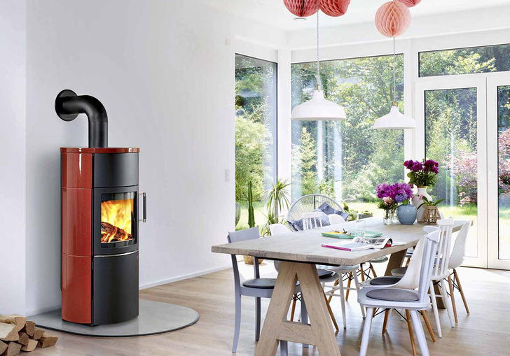 Durch moderne Verbrennungstechnik sind heutige Holzfeuerstätten deutlich sparsamer, effizienter und emissionsärmer als Altgeräte.