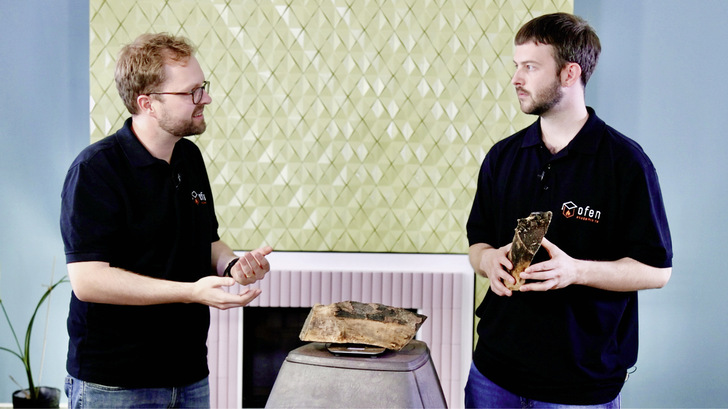 Wissen wie es geht: Max Kummrow (l.) und Robert Mülleneisen, Ofenbaumeister und Vorsitzender des GVOB, erklären im Ofenführerschein, worauf es beim richtigen Feuerholz ankommt.