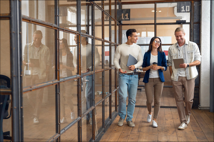 Arbeiten neu definiert: Coworking Spaces bieten die Freiheit der flexiblen Arbeitswelt und die Freude am gemeinsamen Austausch. - © txn-Foto: Randstad/AdobeStock/InsideCreativeHouse
