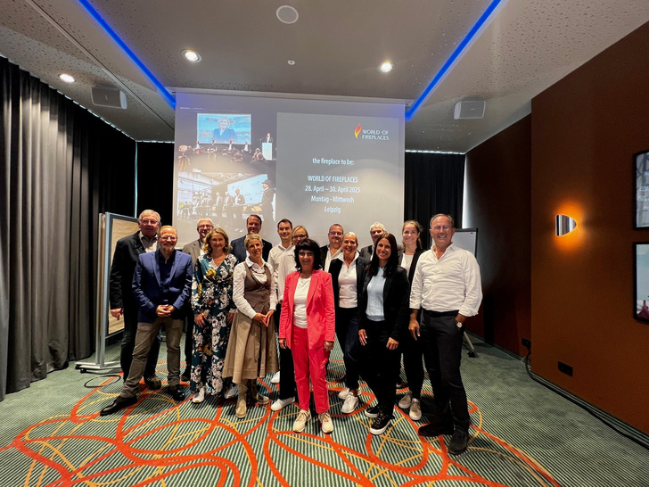 Die Teilnehmer des Round-Tables: v.l.n.r:Rolf Esser (HKI), Thomas Schnabel (HKI), Erich Dieterle (Oranier), Claudia Weidner (trendfairs), Nikolaus Fleischhacker (Oranier), Sylvia Rasek (trendfairs), Marc Röder (trendfairs), Christina Reghezza (Palazetti), Ulrike Rohde (trendfairs), Andreas Freund (Wamsler), Doris Pfeiffer (Austroflamm), Frank Kienle (HKI), Kathrin Pierer (Austroflamm), Ann Gela Ukena (Leda), Michael Rambach (trendfairs)