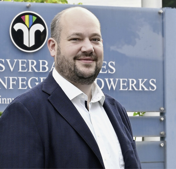 Der Bundesverband des Schornsteinfegerhandwerks unterstützt die Bundesregierung bei der praktischen Umsetzung der Klimaschutzziele.   „Wir sind froh, dass das GEG jetzt verabschiedet wurde“, so Dr. Julian Schwark vom Bundesverband.   „Unsere Kunden warten auf belastbare Aussagen dazu, wie es mit ihrer Öl- und Gasheizung weitergehen wird.“